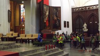 ここの鐘楼部分が世界遺産、「フランダースの犬」の最後の場面で有名とかあるのですが、祭壇画もぜひ見ておく価値があると思いました