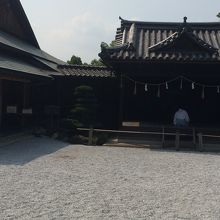 神楽殿と参集殿です