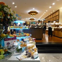 入口付近はパン類が多くてそれだけかと思わせます．