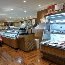 左手奥にはお総菜やレトルト食品・冷凍・冷蔵食品があります．