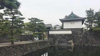 皇居東御苑の見学コースの入り口