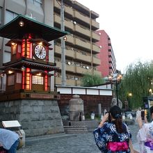 動くと人が集まってきました