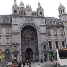 確かに歴史を感じる重厚な建物です