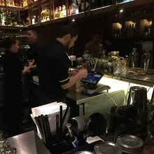 日本のお酒も楽しめるウェイティングバーカウンター