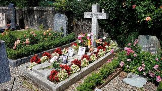 丘の上の小さな墓地にありました。