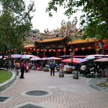 人が多くて歩きづらい。　