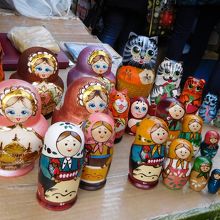 ニワトリ抱えた素朴な味わいのマトリョーシカ買った。