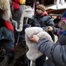 毛皮の帽子も品揃え豊富。