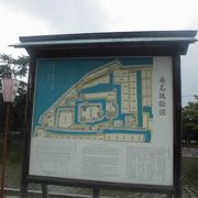 堀と橋が印象的な公園