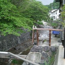 湯川沿いに那須湯本温泉街の宿が並んでいます