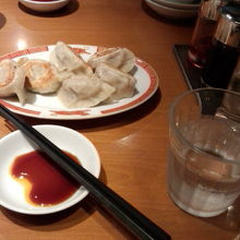 手打ち餃子、もちもち感がありジューシーです