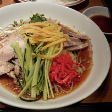 「むかしながらの」冷やし中華、チャーシューが沢山入っています