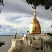 イラワジ川のほとりに立つ仏塔