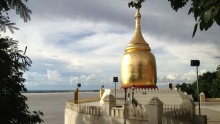 イラワジ川のほとりに立つ仏塔