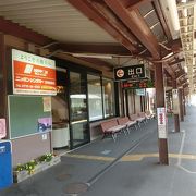 京都丹後鉄道で行きましたがやや大きな駅でバス停もすぐ前にある