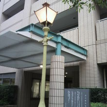 佃大橋通りのラベール明石前に置かれたガス街灯柱と解説板です。