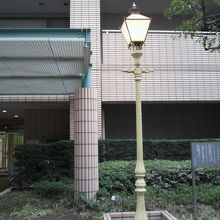 佃大橋通りのラベール明石前に置かれたガス街灯柱と解説板です。