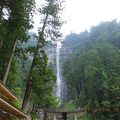 那智の滝を見上げる飛瀧神社