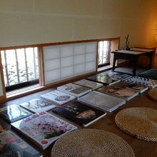 休憩所の本たち（自由に閲覧できます）