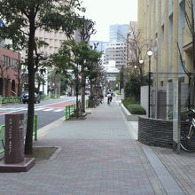 左側に、東京中学院の碑があります。右側が、明石小学校です。