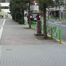 居留地中央通りと東京中学院発祥の碑です。奥は、佃大橋通りです