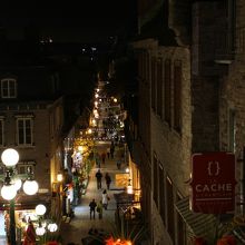 夜のプチシャンプラン通り