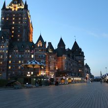 夕暮れ時のテラスデュフラン