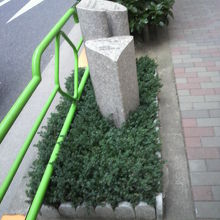 居留地中央通りの傍から見ている雙葉学園発祥の地の碑です。