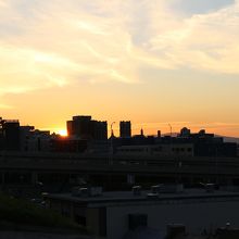 ちょうど新市街の方向に沈んでいく夕日が見えました