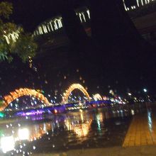 バスの中から見たドラゴン橋...ここで降りる人達がいた