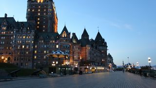 シャトーフロントナックとセントローレンス川の眺めがすばらしい