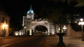 新市街から旧市街に入る城門の１つ