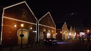 店めぐりもいいし、夜の散歩も雰囲気良し