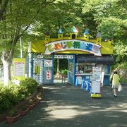 遊園地と市営プールがあります