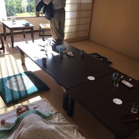 海が見える…という個室、見えるといえば見えるけど、駐車場越し