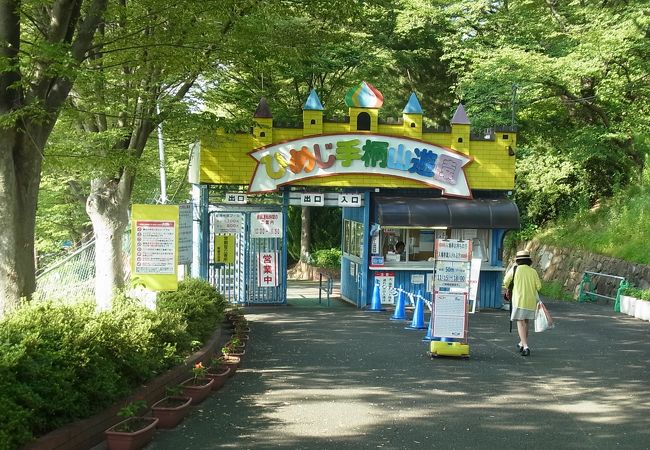 遊園地と市営プールがあります