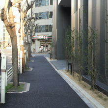 自動電話交換発祥の地の標識のある歩道です。左側は三つ橋の標識