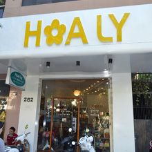 白い壁が目立ちます