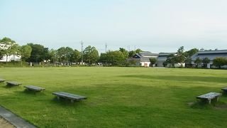大手前公園の通りを挟んで反対側にあります