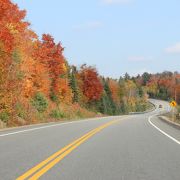 カナダのすばらしい紅葉ドライブが楽しめます
