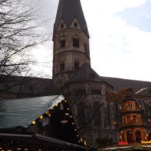 ミュンスター広場のクリスマスマーケットの屋台越しに見ています