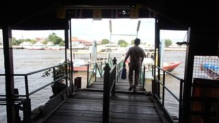 昔ながらのお店が集まる船着き場