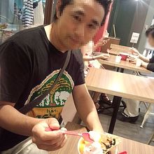 高額なデザートに驚愕する父親。