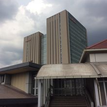 ロータリー二階の改札よりムラテック本丸御殿を