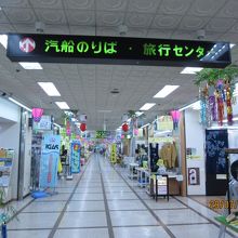 両津港の多数の売店