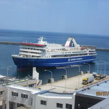 両津港に入港する大型フェリー