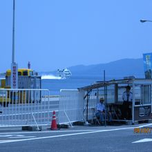 両津港から出港するジェットフォイル