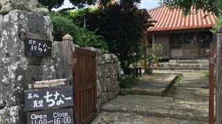 有形文化財の古民家でいただく沖縄そば。