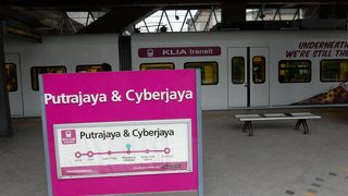 文字通りプトラジャヤ、ピンクモスクの最寄り駅。レンタカーにびっくりした。