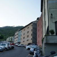 右の建物がホテルの(友人の)駐車場。ちょっと低い。